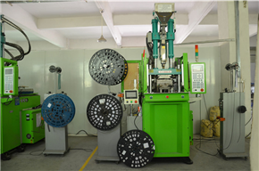 Automatic conveying injection molding equipment